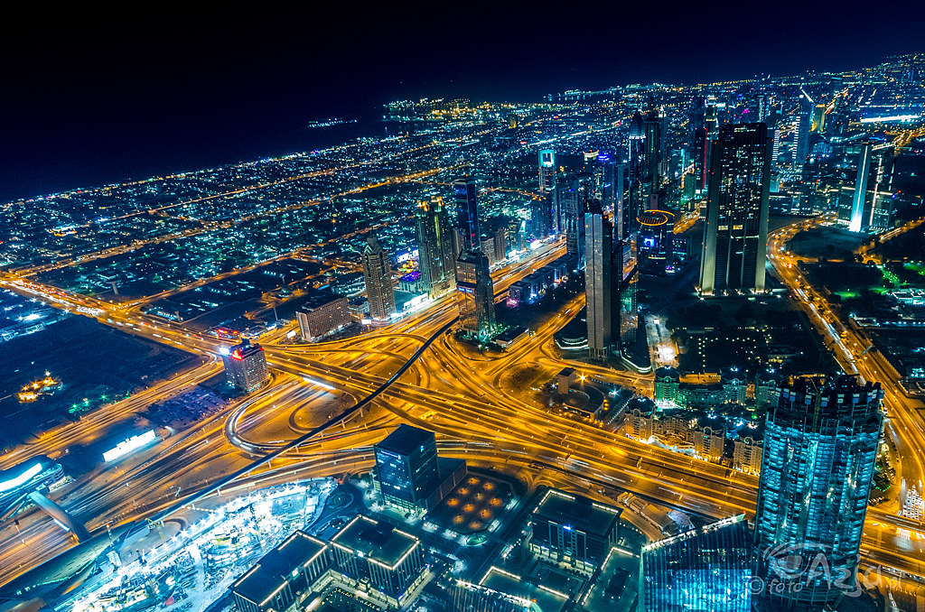 Dubaj nocą wdziany z tarasu widokowego w Burj Khailfa